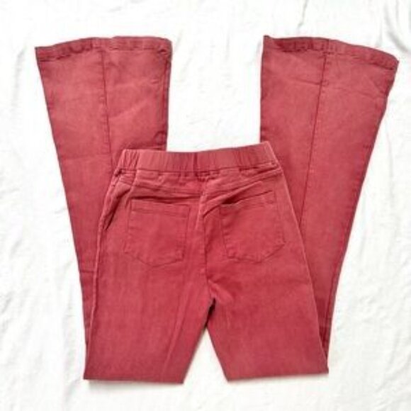 Fitted Flare Pants — Model Off-Duty Bell Bottoms - Picture 4 of 5